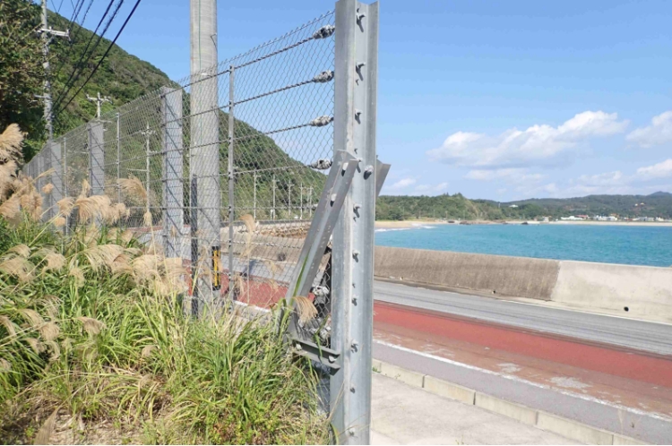 沖縄沿岸部の落石防止柵