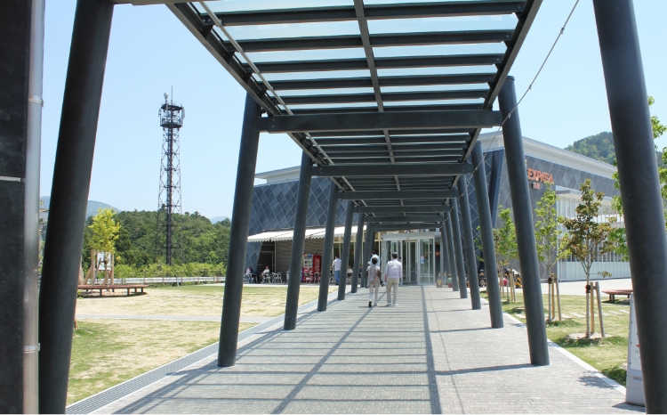 高速道路SAの連絡通路屋根(D)