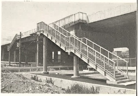 1973年8月の社内報にある堺工場1号製品の国道2号線の跨道橋と歩道橋の記事